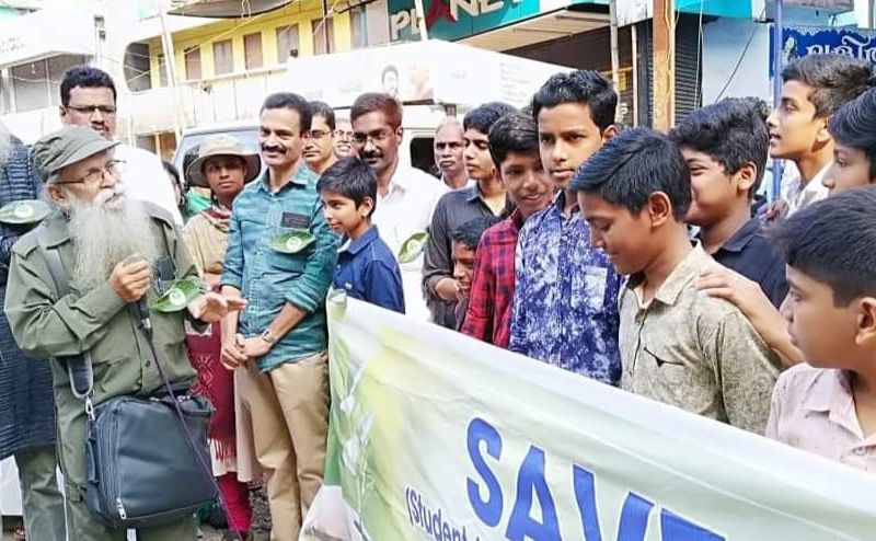 Prof. Sobhindran talking to pupils fron Sal Sabeel School on an environmental mission